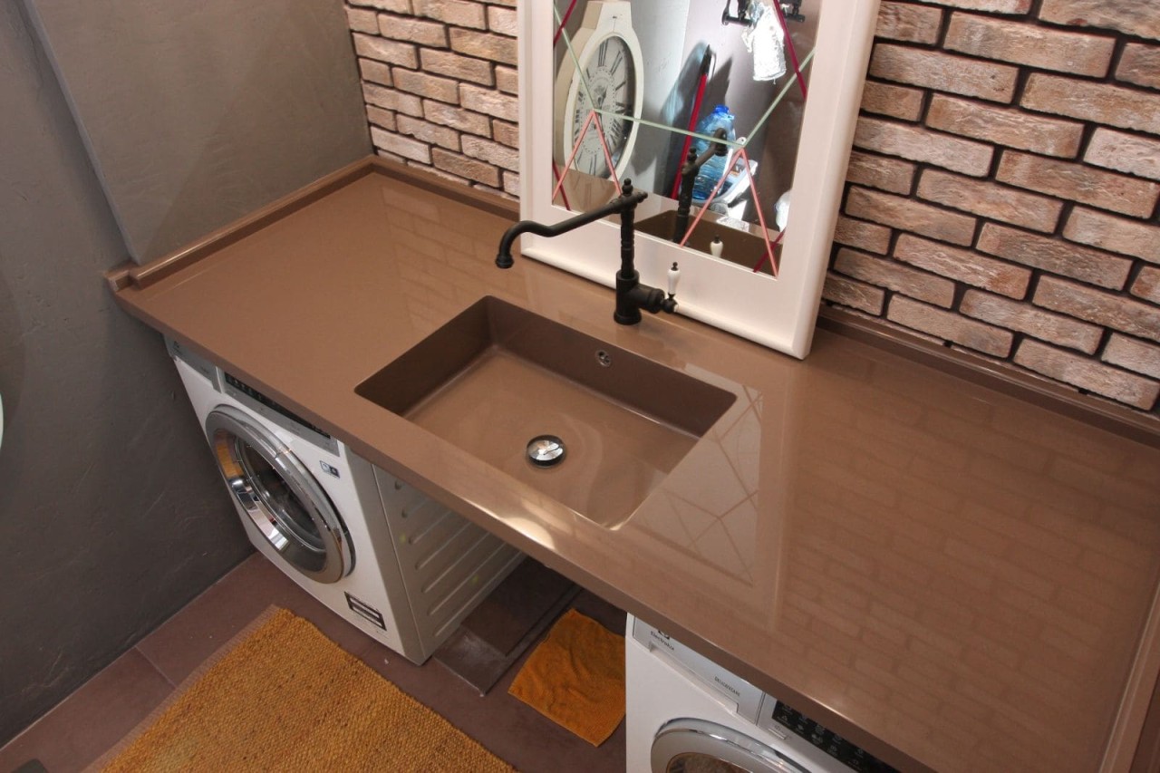 унитаз на кухне под столешницей